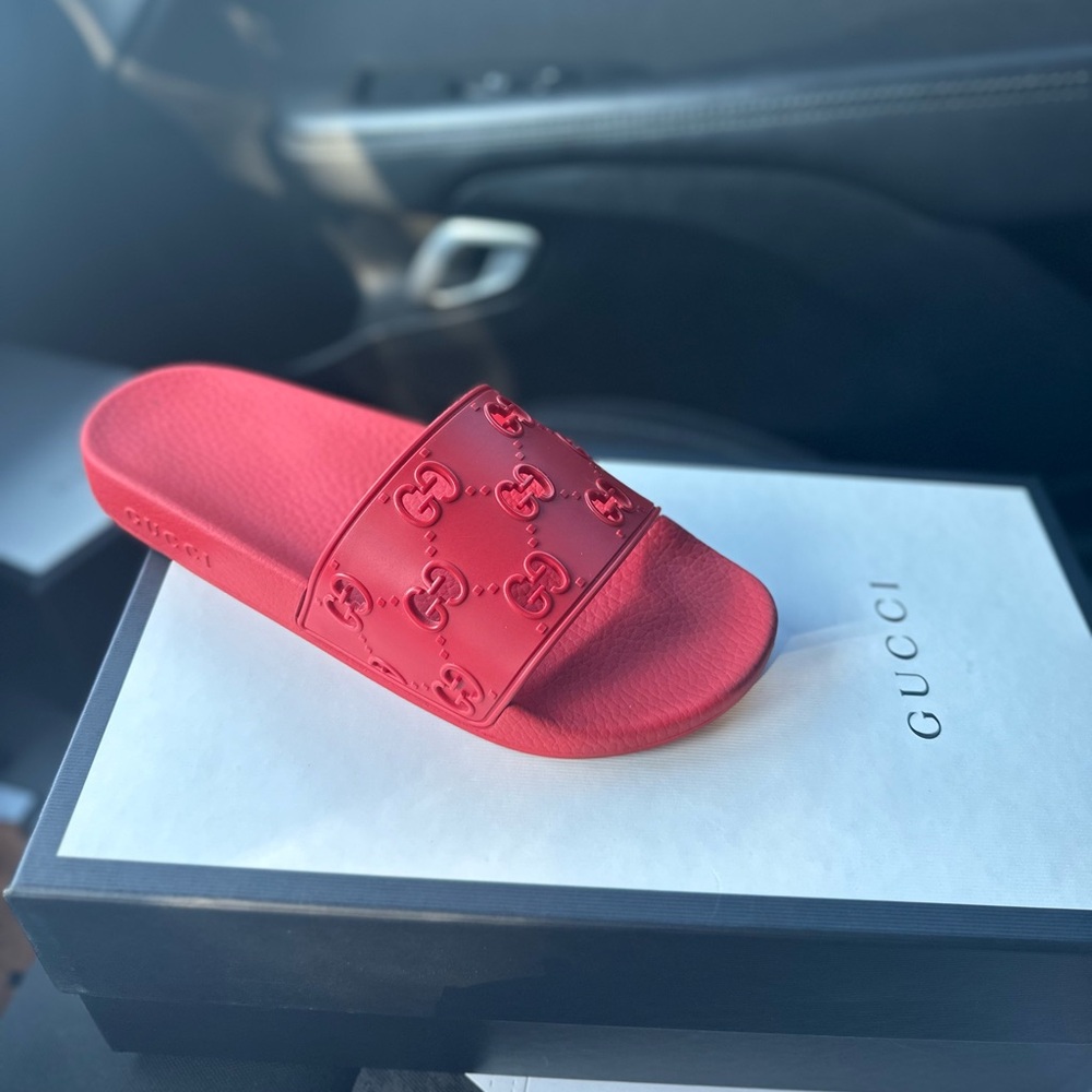 Gucci flip flops size 9